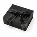 Scatola regalo 25 x 25 x 10 cm in cartone nero con nastro satinato dorato - confezione elegante