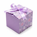 Scatola regalo 20 x 20 x 20 cm in cartone lilla con motivo floreale e nastro decorativo